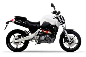 ¡Con estas motos que se hacen hoy en día qué importa cómo sea el vídeo! ¡todos los ángulos son dignos del Óscar! Preciosa MT-02 limitable