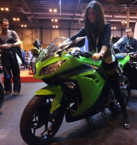 Nuestra guapísima colaboradora encantada con la Ninja 300 una moto preciosa para una chica preciosa -en este caso-