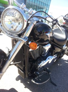 Curioso el caso de la VN que, como la Yamaha MT-03 hay que caparla 0,4 caballitos; de 48cv a 47,6. La MT-03 tiene 35,3 kW así que a capar 0,3 Kw. 