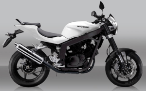 La antes conocida como Hyosung Comet cambia de nombre y aspecto, diseño y se despide de la carburación.