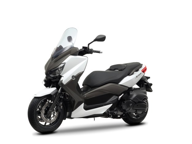 De una estética moderna y afilada y un tamaño contenido se convierte con su aparición en una de las más completas scooters del mercado