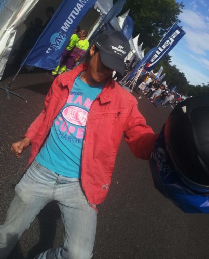 ¡¡YUHUUU!!! una gorra que sólo me pondré para esta foto!! y me llevo también un montón de llamadas Spam en el móvil a horas intempestivas!! ole!!