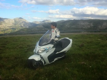 No, no sé cómo llegó la moto ahí, no sé nada.