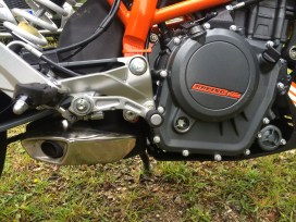 De ahí sale la magia. En parado la pierna derecha siente al motor palpitar.