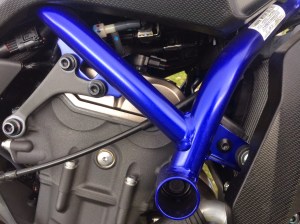 El chasis abrazando el motor, me encanta.