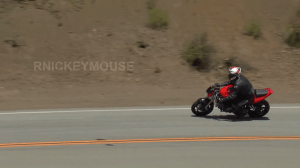 -Ironía ON- Muy bien, agárrate fuerte al manillar, ¡ponte rígido! Verás cómo la moto se elevará por arte de magia y evitarás el golpe