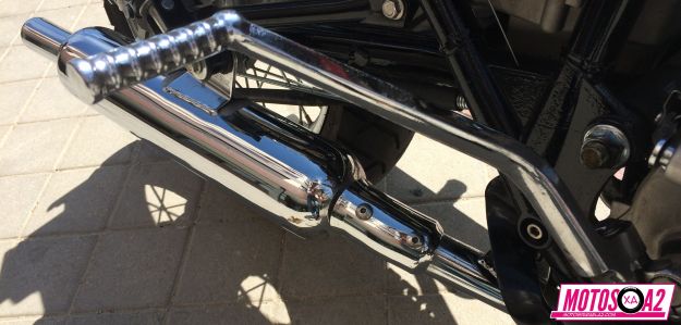 Detalle del escape -derecho- y es que tiene una bonita doble salida de escape al más puro estilo boneville. Y también se aprecia la palanca en modo arranque... ¡pero nada chico, desistí rápido!