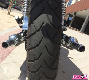 Neumático trasero y doble salida de escape