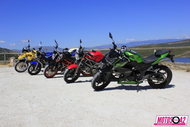  Ya sabéis que estáis invitados a rodar. En esta salida, todo motos para el A2: (De izquierda a derecha) GS650, el hierraco que se caía a trozos, GS500 o la freidora, da igual que te pases de aceite, se lo comerá. KTMDuke390, de un amigo que curra en un concesionario, me gustó bastante más como deportiva que la Z. VTR250 una moto cara pero idónea para el A2. Y la protagonista del Show de hoy: Kawasaki Z300