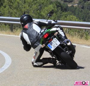 El Photoshop puede hacer que parezca que estés tumbando, lo digo por si acaso alguien se pensaba que iba así en verdad. ;)