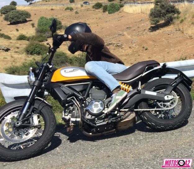Ducati Scrambler tumbando
