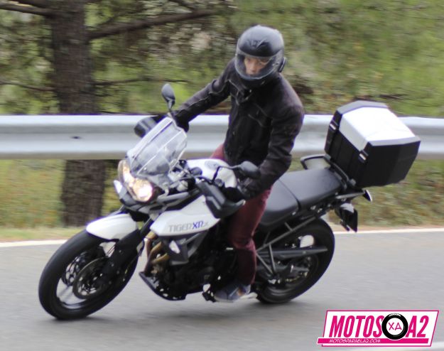 De pie en la moto_result