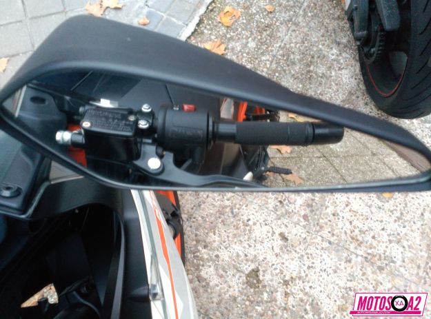 Espejo enorme para mirar nuestro antebrazo en él