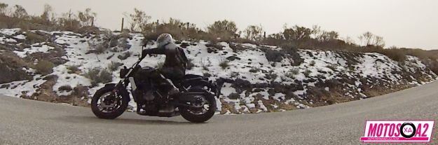 Giro a derecha con Yamaha 700 vintage