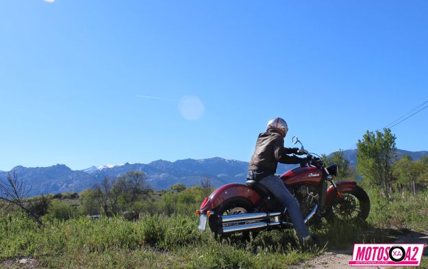 En el campo con la Indian scout sixty paisaje