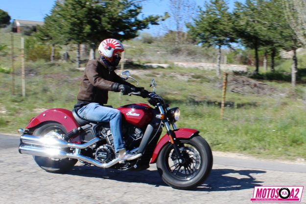 Indian scout circulando en el campo parte derecha