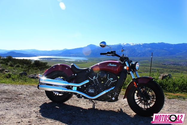 Scout fija con paisaje